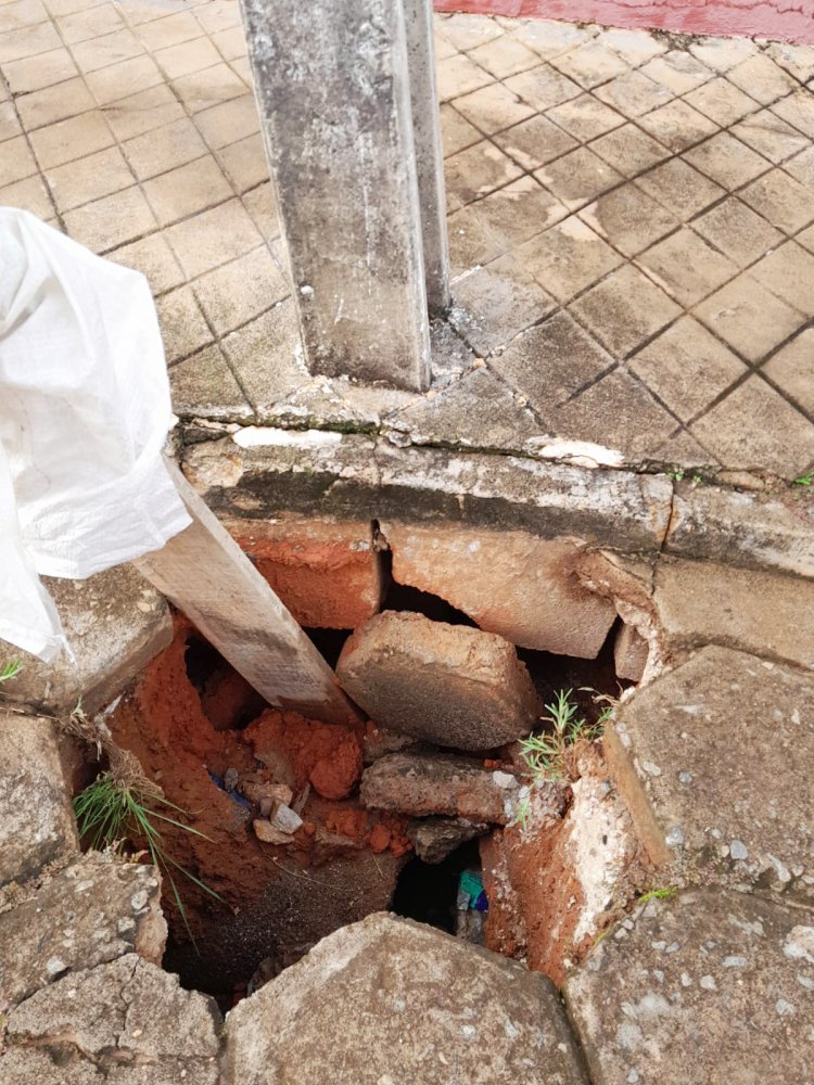 RISCO de Poste de Iluminação cair preocupa moradores na VILA