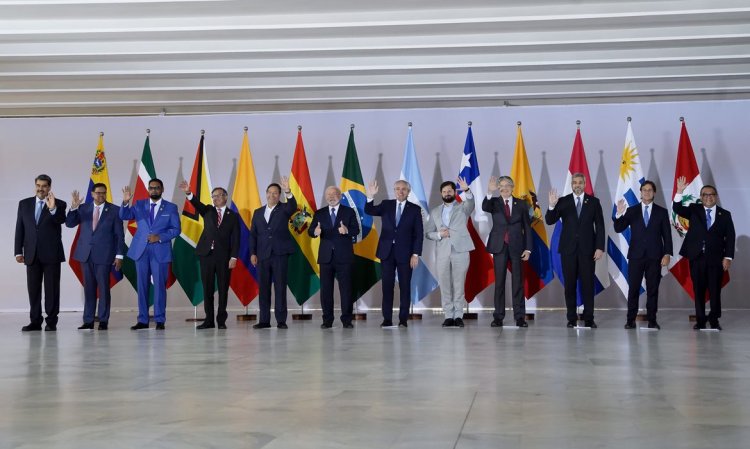 Os 11 presidentes sul-americanos reunidos em Brasília assinam o: CONSENSO DE BRASÍLIA