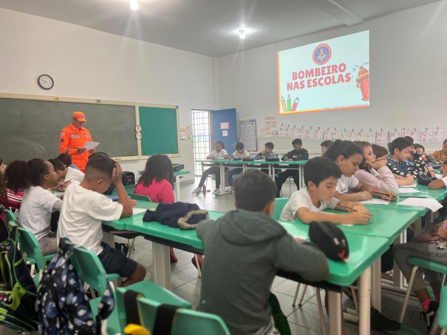 Projeto "Bombeiro nas Escolas" ensina prevenção a acidentes em Minas Gerais