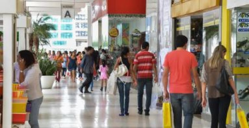 Dia das Mães deve movimentar R$ 14,37 bi no comércio em 2025, diz CNC